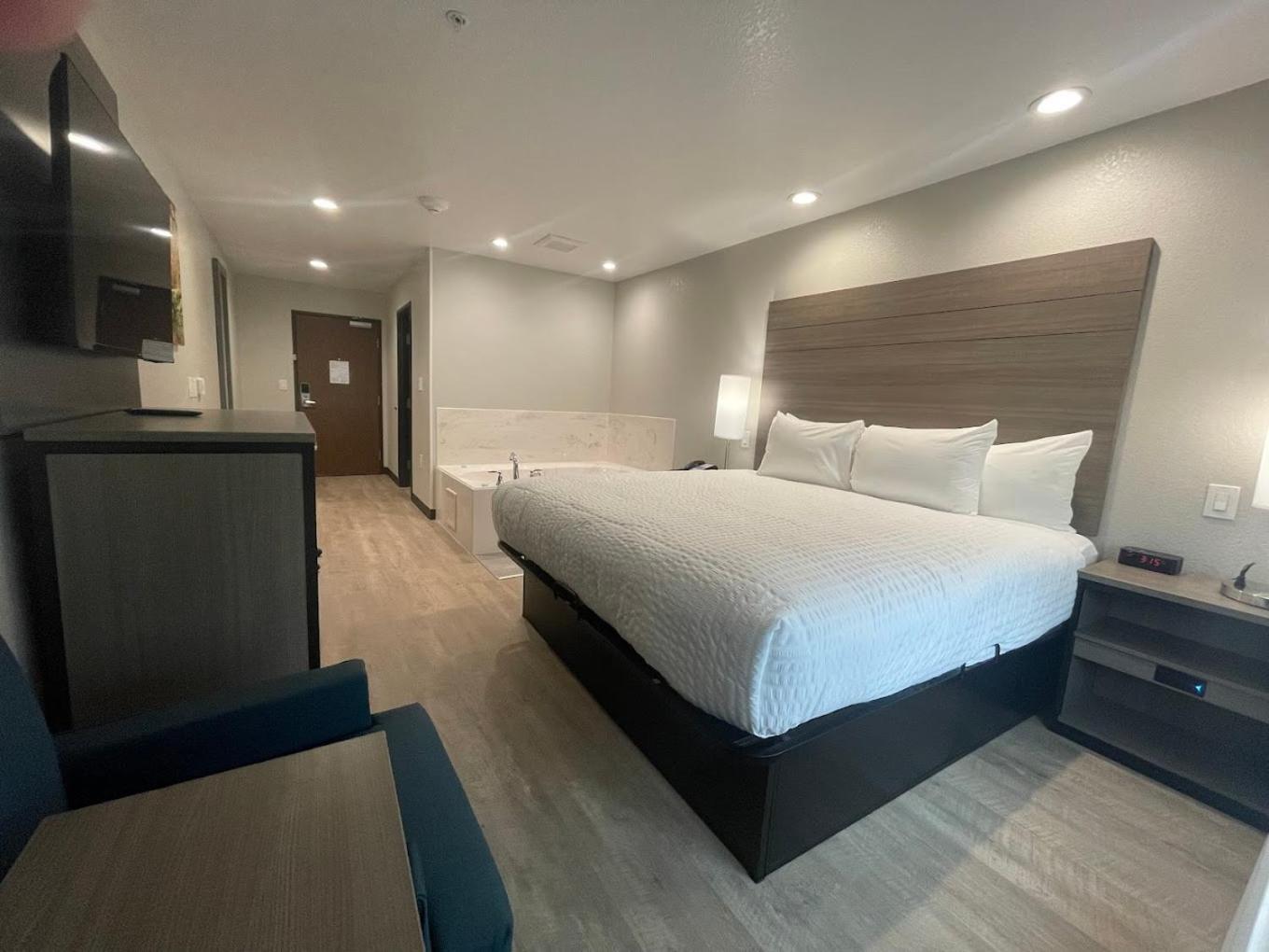 Clarion Pointe Hotel Fort Worth Exterior photo