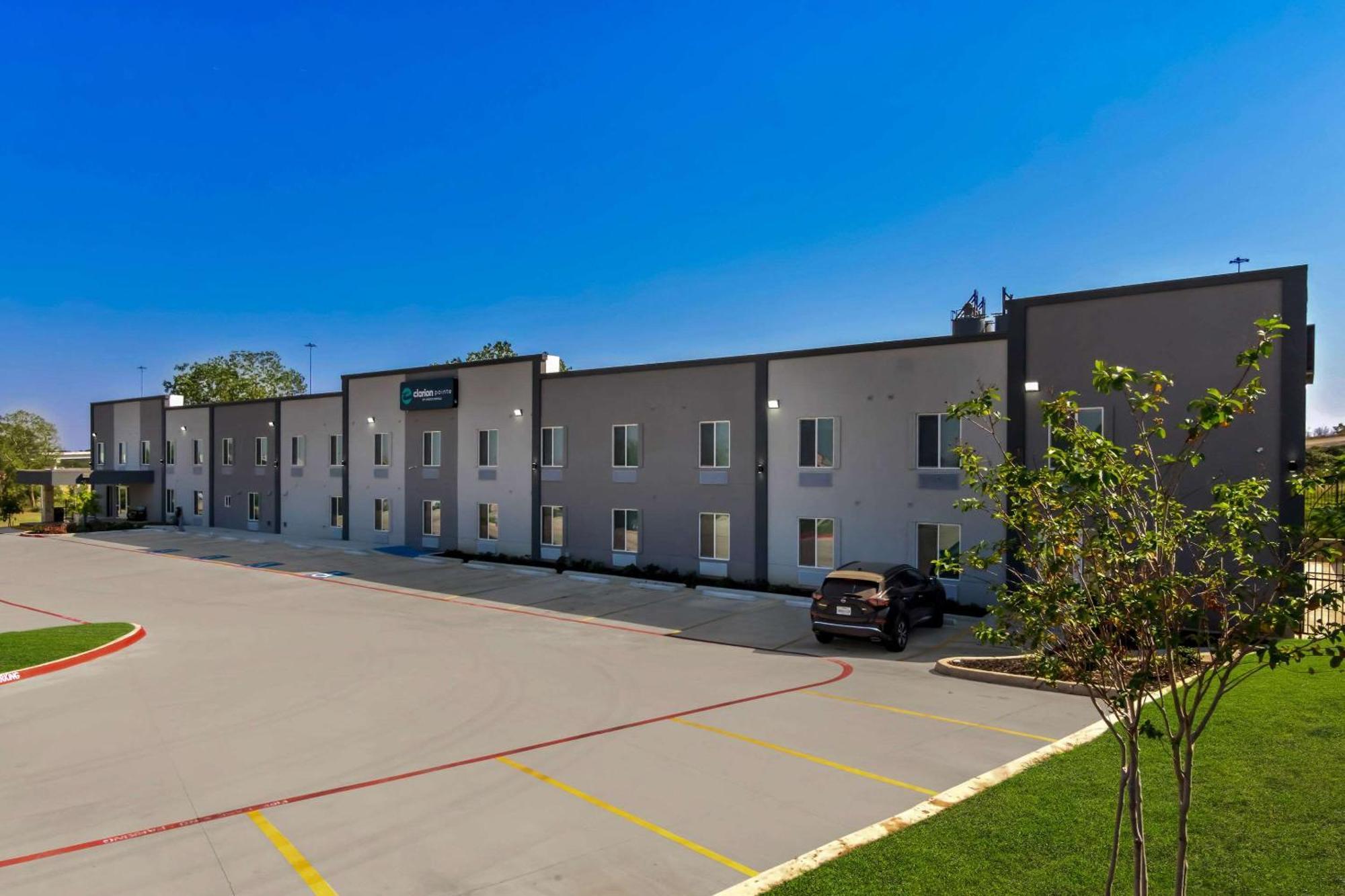 Clarion Pointe Hotel Fort Worth Exterior photo