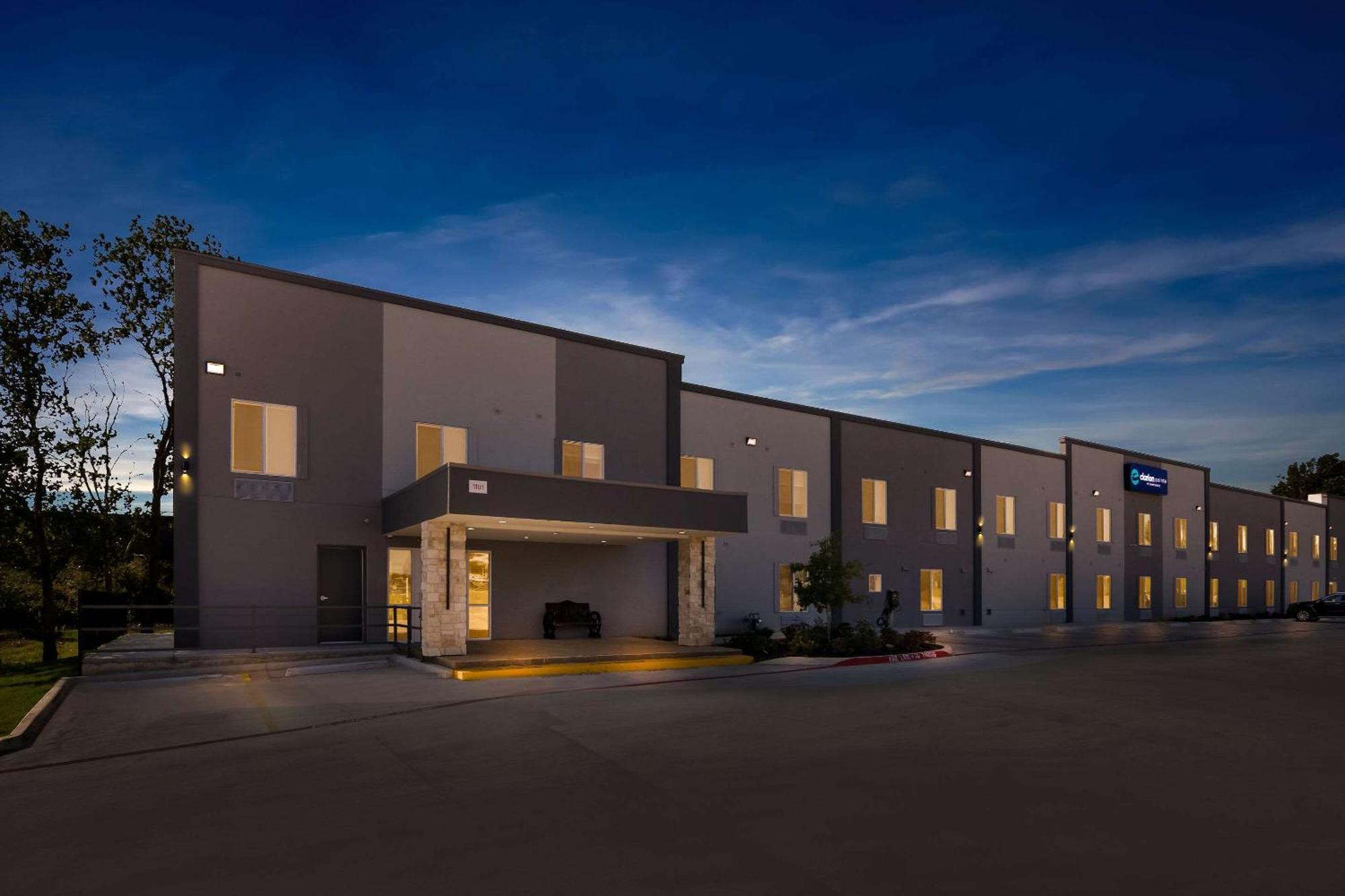 Clarion Pointe Hotel Fort Worth Exterior photo