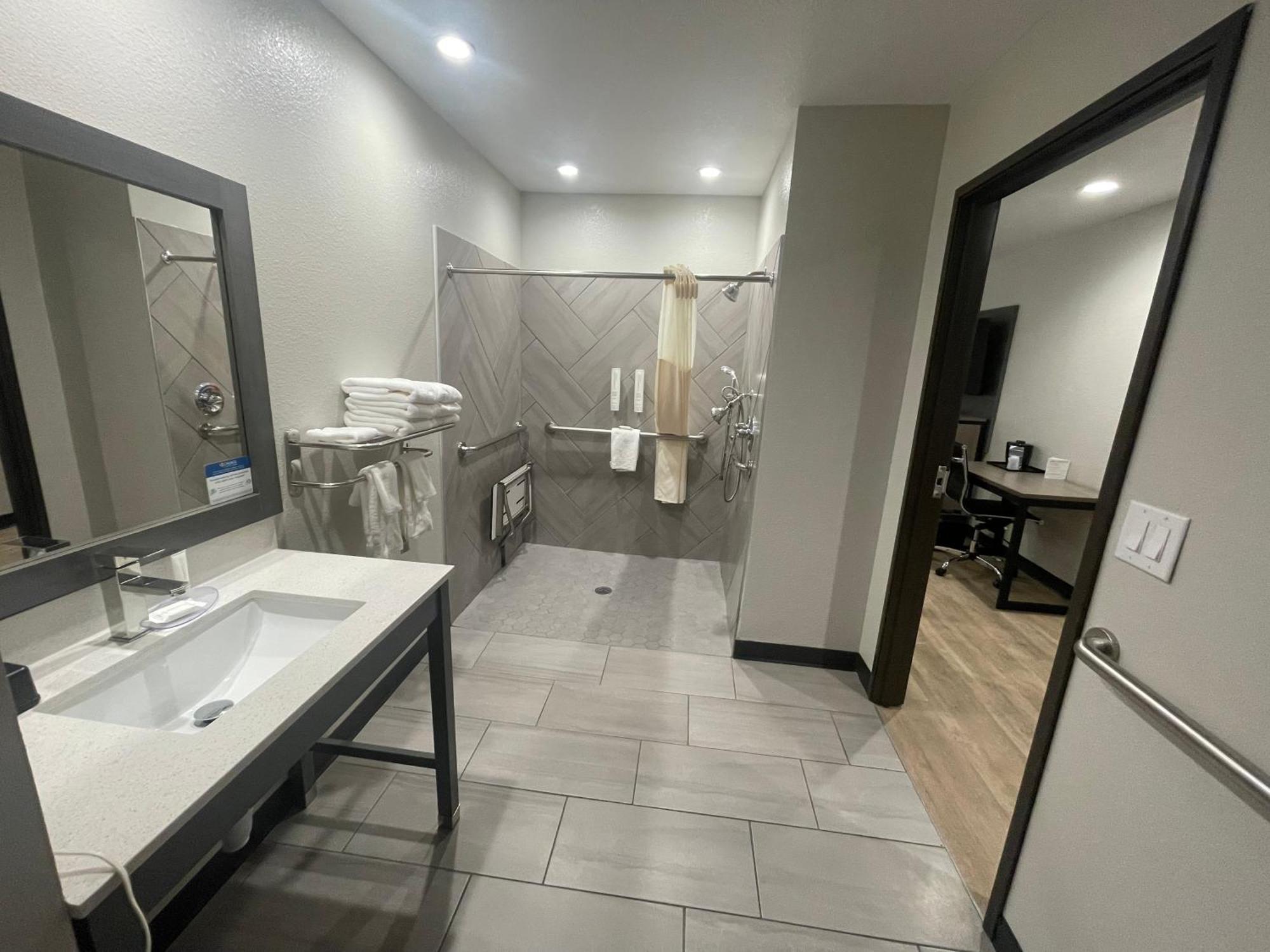 Clarion Pointe Hotel Fort Worth Exterior photo