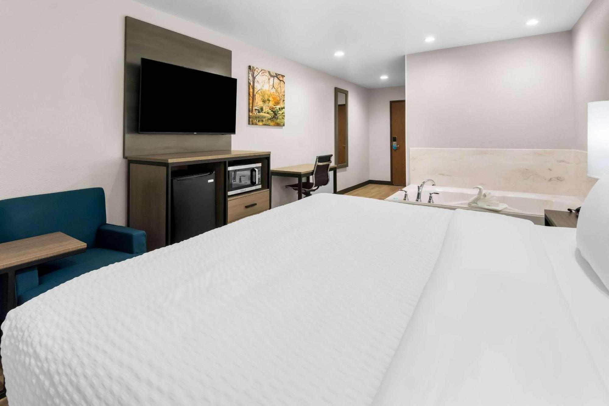 Clarion Pointe Hotel Fort Worth Exterior photo