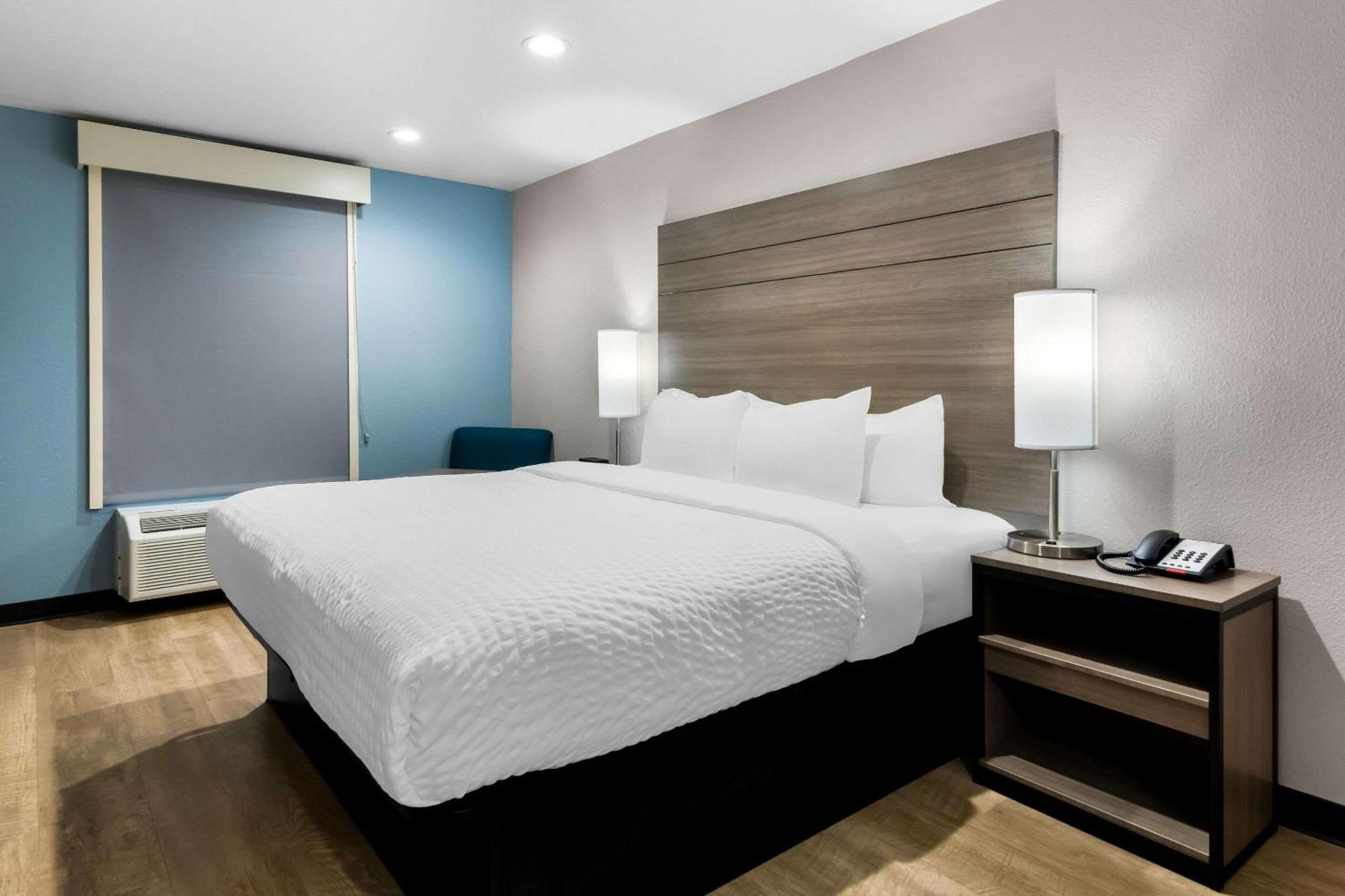 Clarion Pointe Hotel Fort Worth Exterior photo